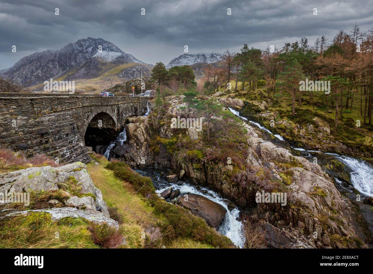 Rhaeadr Ogwen cade e Pen-y-benglog ponte in inverno a Snowdonia, Galles Foto Stock