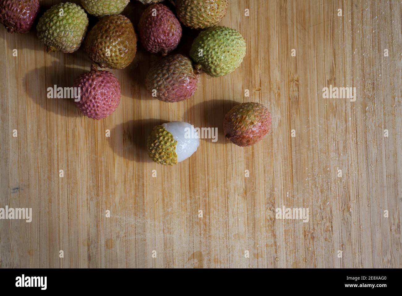 I litchi su sfondo di legno Foto Stock