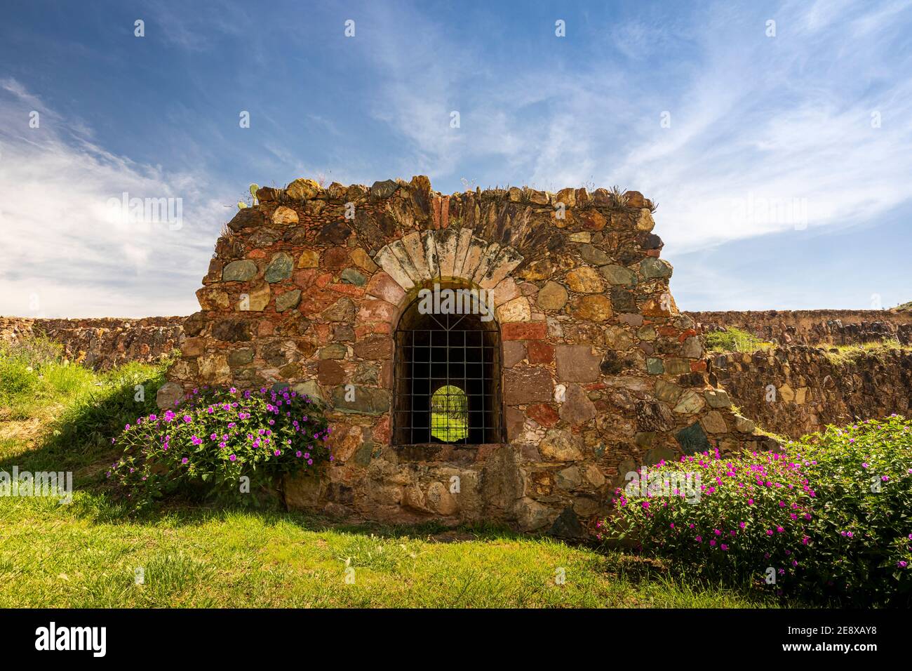 Muro di pietra con un vecchio pozzo alla Hacienda Bernardez a Guadalupe, Zacatecas, Messico. Foto Stock