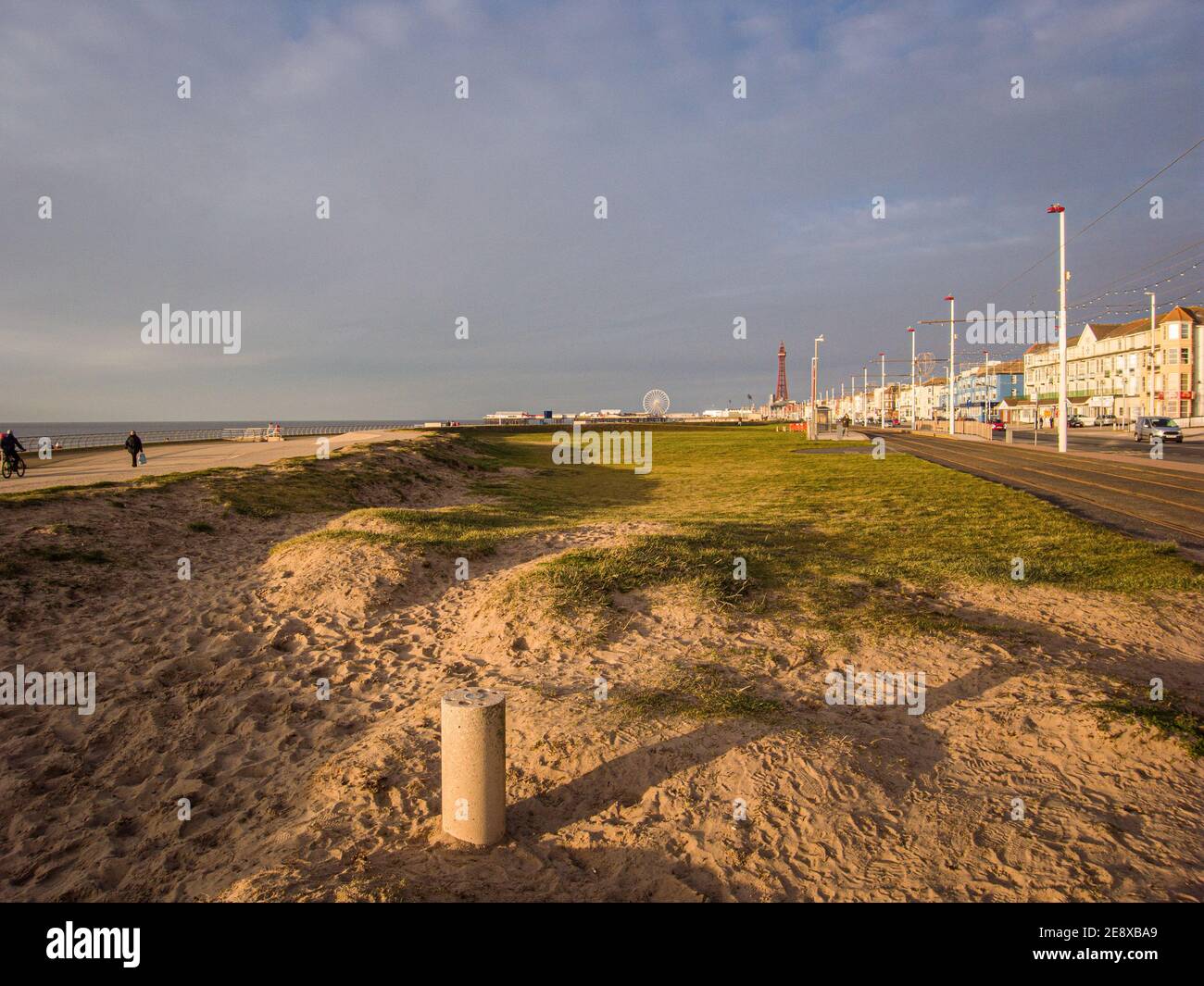 Blackpool, Regno Unito. 1 febbraio 2021. Weather News.A fredda ma luminosa serata a Blackpool. Tuttavia, sono in vigore avvertenze meteorologiche per alcune aree settentrionali del Regno Unito questa sera e domani mattina, in quanto un'area a bassa pressione si sposta nelle parti occidentali del Regno Unito durante la notte portando con sé neve pesante per alcune aree interne. Credit: Gary Telford/Alamy Live News Foto Stock