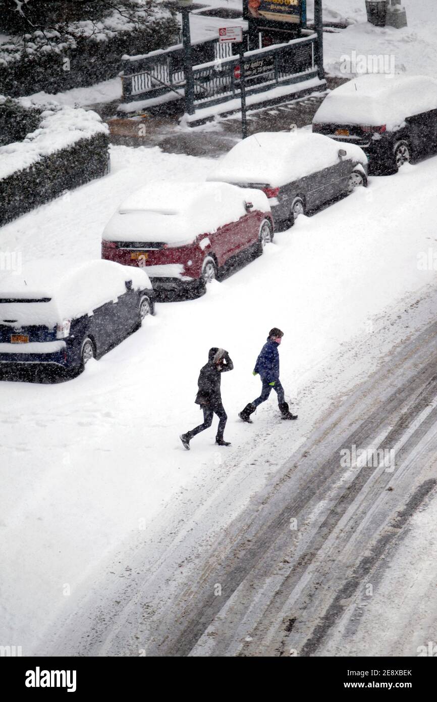 New York City, New York, Stati Uniti. 01 Feb 2021. I pedoni navigano in condizioni scivolose mentre la neve cade sulla sezione Chelsea di Manhattan come una grande tempesta di neve ha oscuro oggi l'area di New York City. Si prevede che la città potrebbe ottenere fino a due piedi di neve prima che la tempesta si sottomette Credit: Adam Stoltman / Alamy Live News Foto Stock