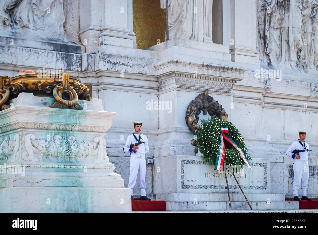 Soldati al di fuori del Monumento Nazionale Vittorio Emanuele II, Roma, Italia Foto Stock