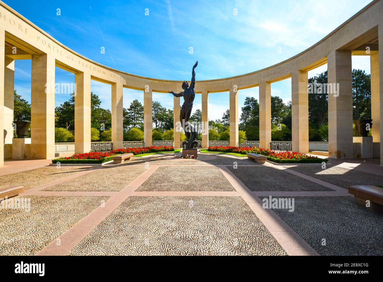 Vista della statua presso il memoriale del cimitero americano in Normandia a Colleville-sur-Mer, Francia, in onore dei soldati del D Day e delle truppe americane. Foto Stock