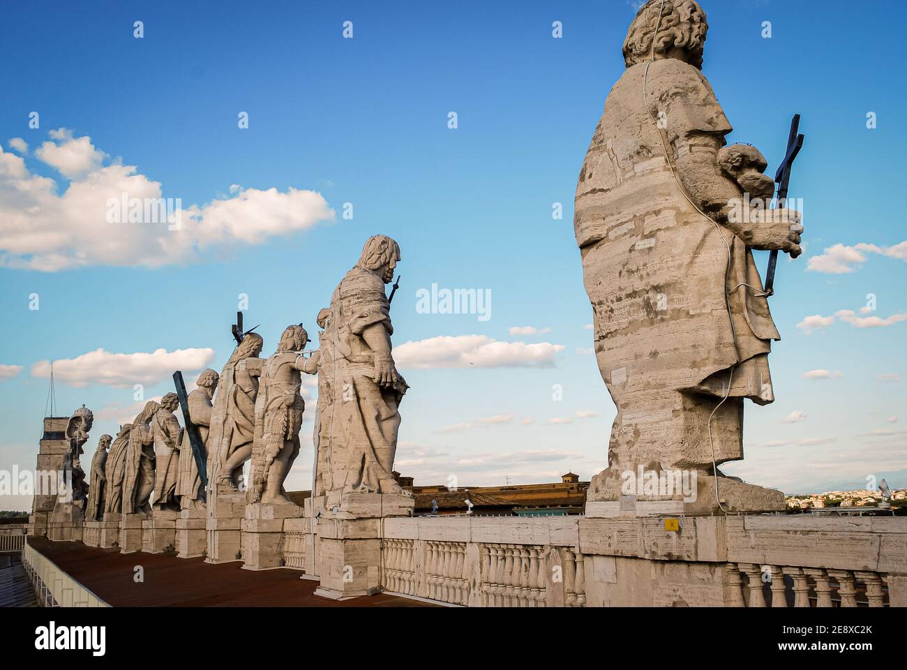 Statue sopra la Basilica di San Pietro, Città del Vaticano Foto Stock