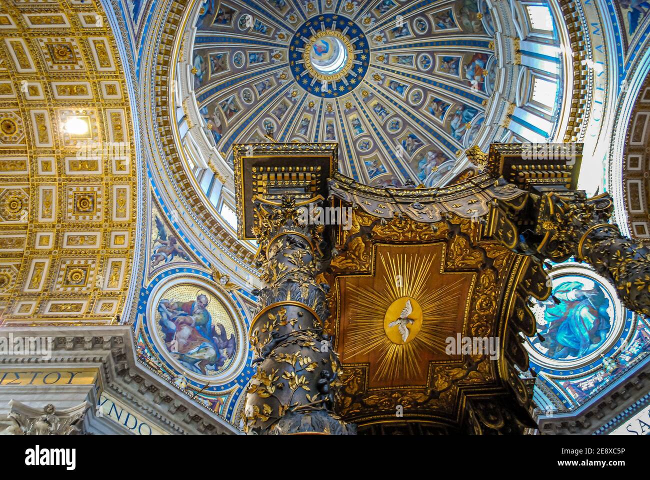 La tettoia del Bernini nella Basilica di San Pietro, Città del Vaticano Foto Stock