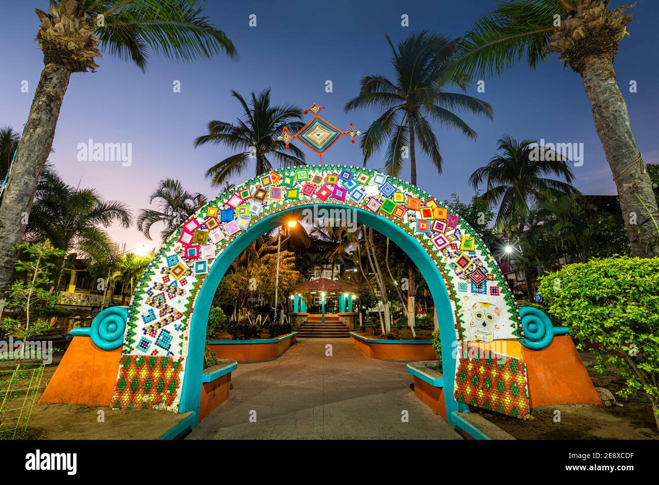 Arco coperto con artigianato Huichol chiamato 'Ojos de Dios' nella piazza di Sayulita, Nayarit, Messico. Foto Stock