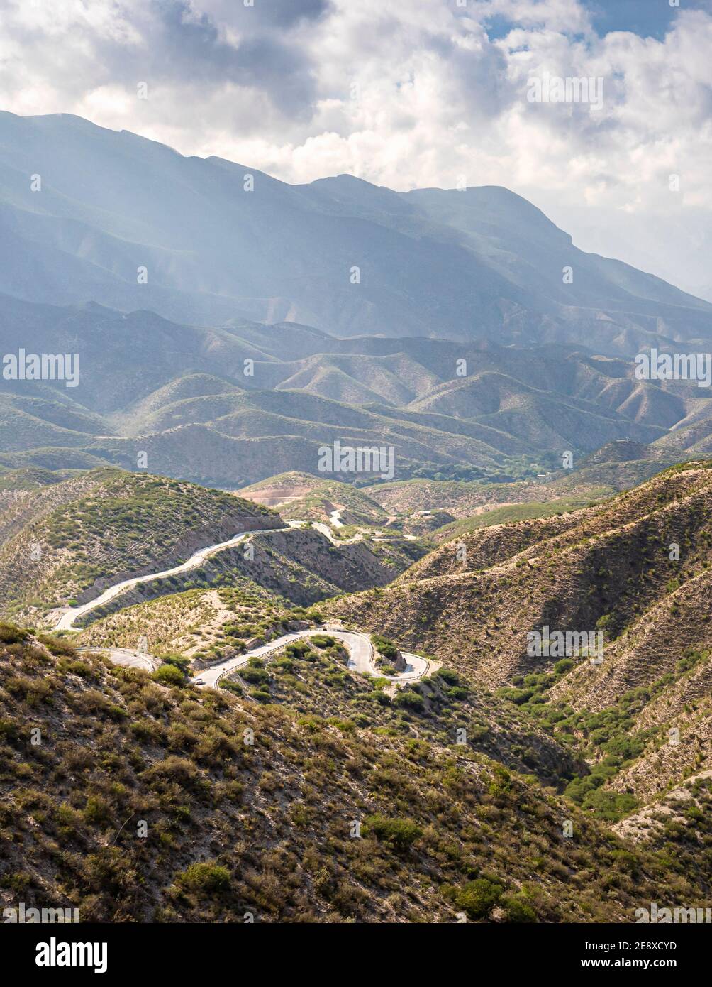 Autostrada curvilinea nelle montagne della Sierra Gorda di Queretaro, Messico. Foto Stock