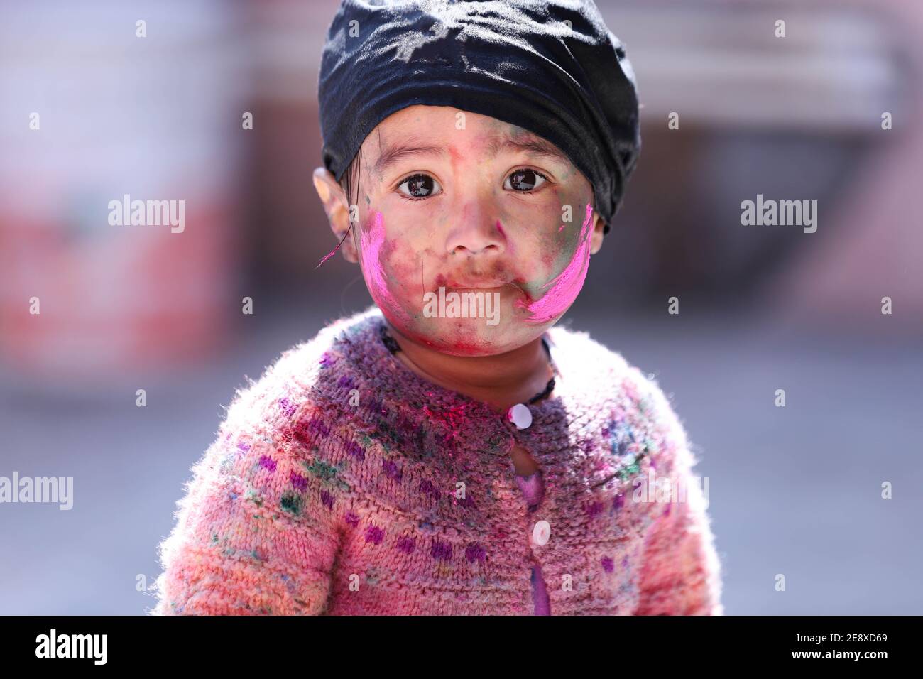 Ritratto indiano Sikh Kid che gioca con il colore Sikh comunità segno Stampato su un panno Foto Stock