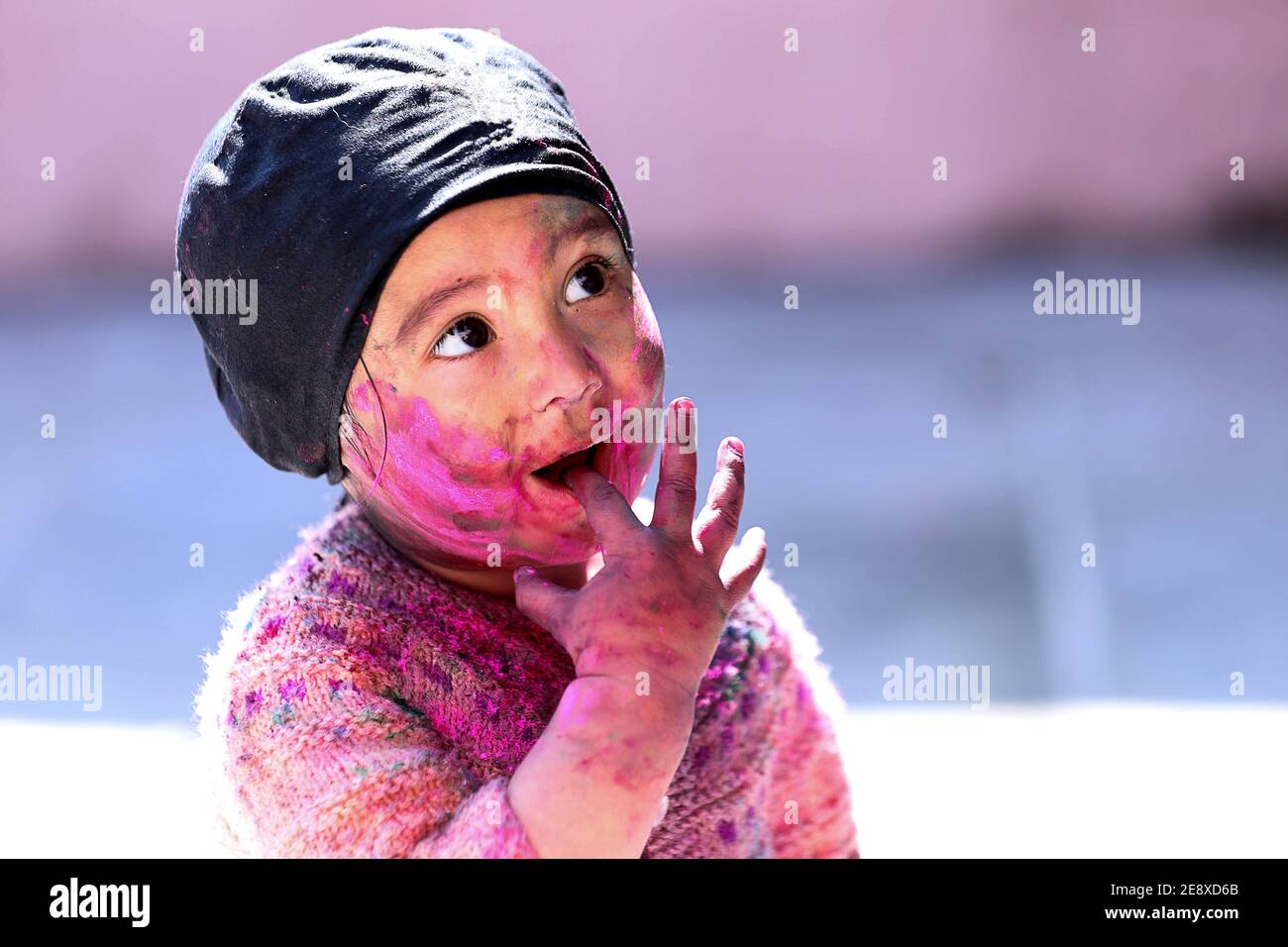 Ritratto del viso Kid pieno di colori durante il gioco colore durante la festa dei colori holi Foto Stock