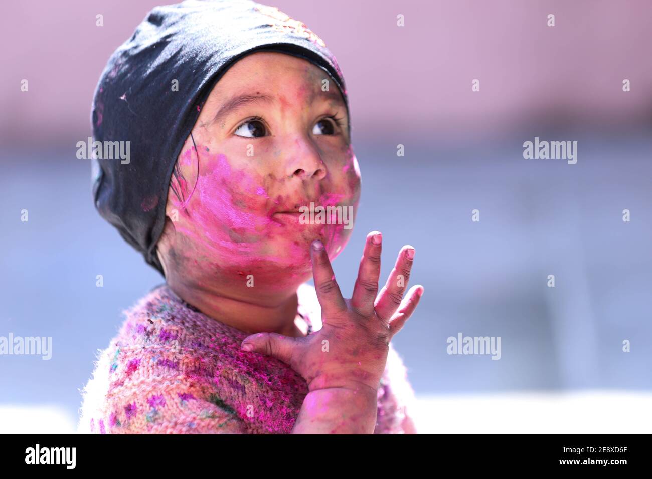Ritratto del viso Kid pieno di colori durante il gioco colore durante la festa dei colori holi Foto Stock