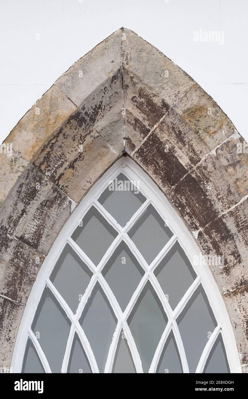 Dettaglio della finestra delle lancette nella sala del villaggio di Killearn (ex chiesa parrocchiale) Stirling, Scozia, Regno Unito Foto Stock