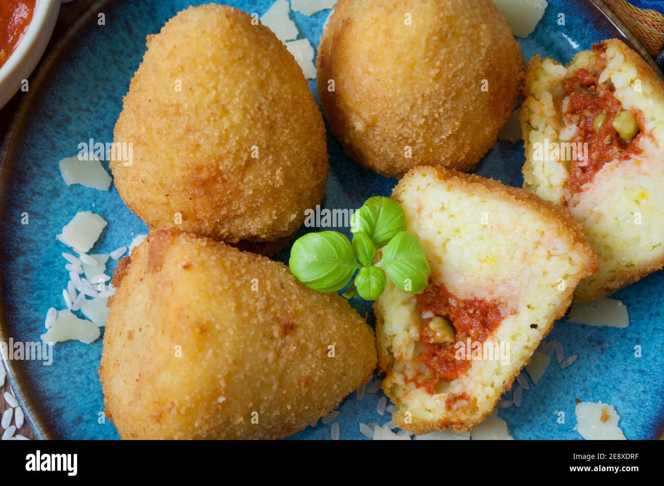 Arancini siciliani su al piatto blu dall'alto Foto Stock