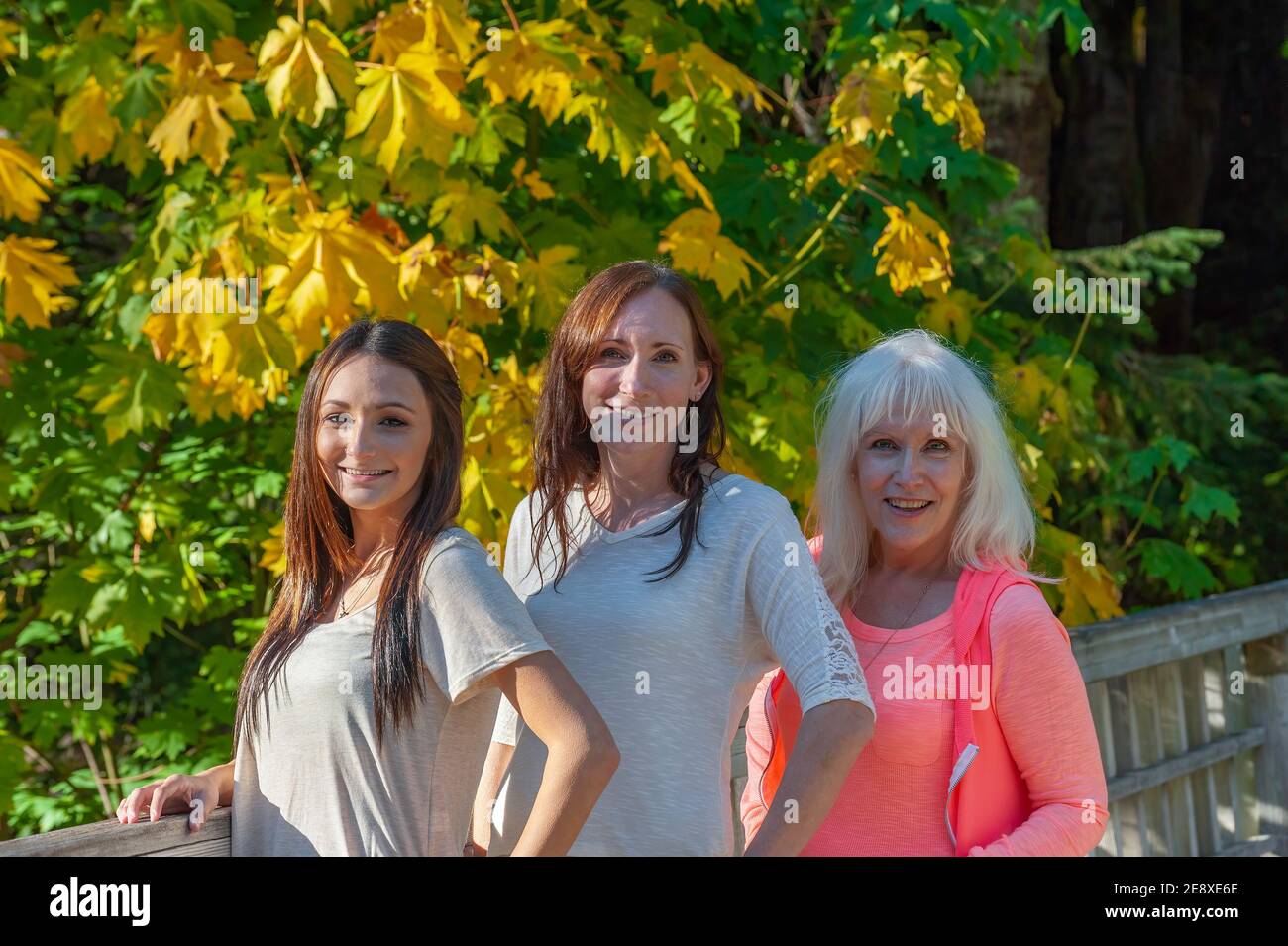 Tre generazioni di donne in un ambiente autunnale a Mt. Hood National Forest. Foto Stock
