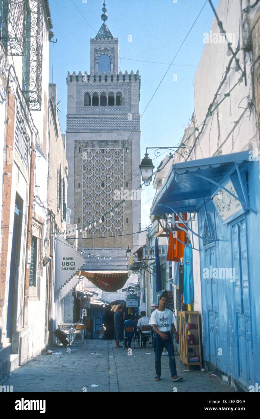 1988 Tunisia Tunis - la moschea di Tunisal-Zaytuna, conosciuta anche come la moschea EZ-Zitouna, e la moschea di El-Zituna o la moschea di Zaytuna è una grande moschea al centro della Medina di Tunisi. La moschea è la più antica della capitale tunisina e copre un'area di 5,000 metri quadrati (1.2 acri) Con nove ingressi. La moschea è conosciuta per ospitare una delle prime e più grandi università nella storia dell'Islam a Tunisi, Tunisia, Nord Africa Foto Stock