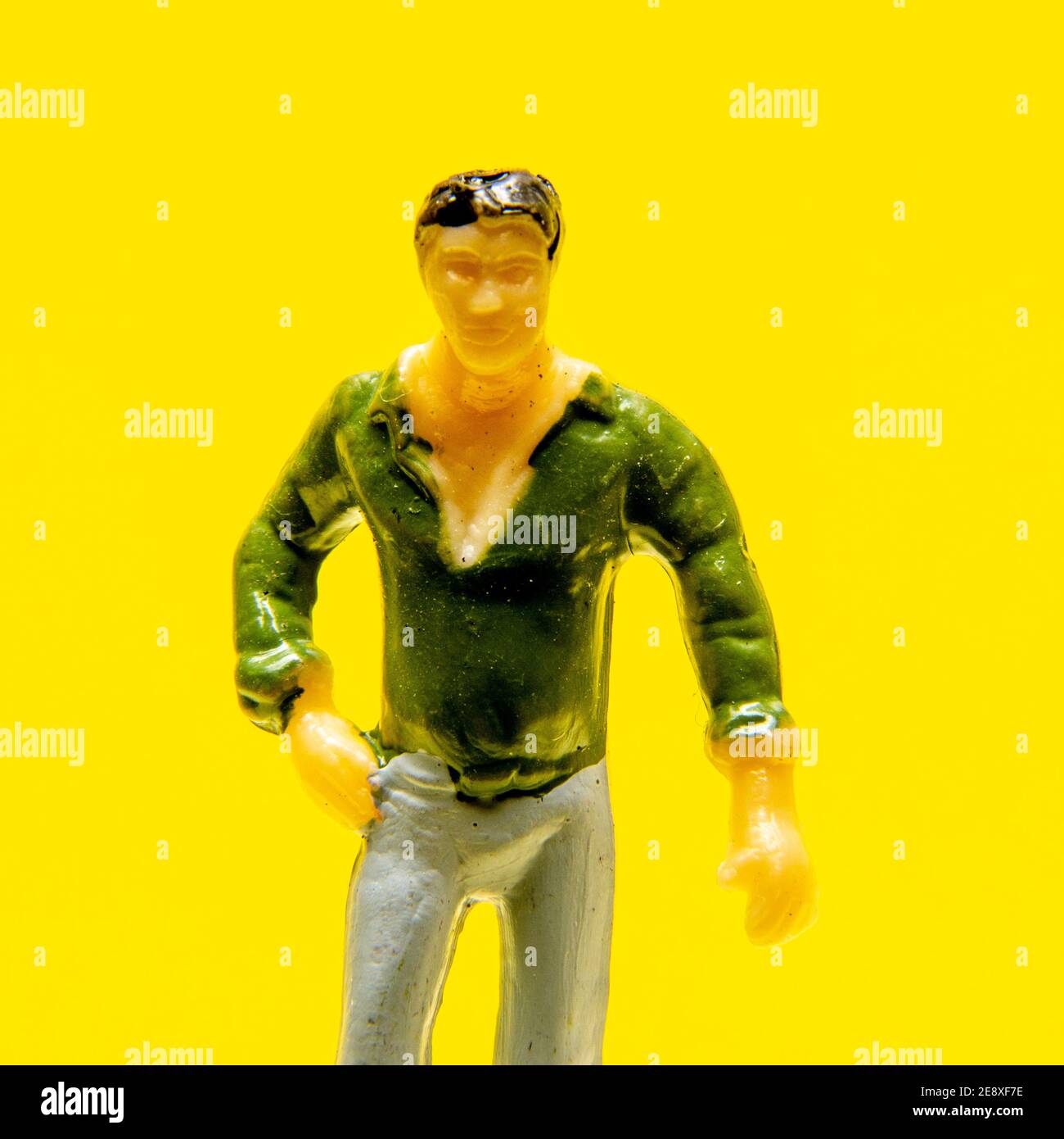 L'action figure si trova in posizione sicura su uno sfondo giallo brillante, catturando l'attenzione e mostrando colori vivaci Foto Stock