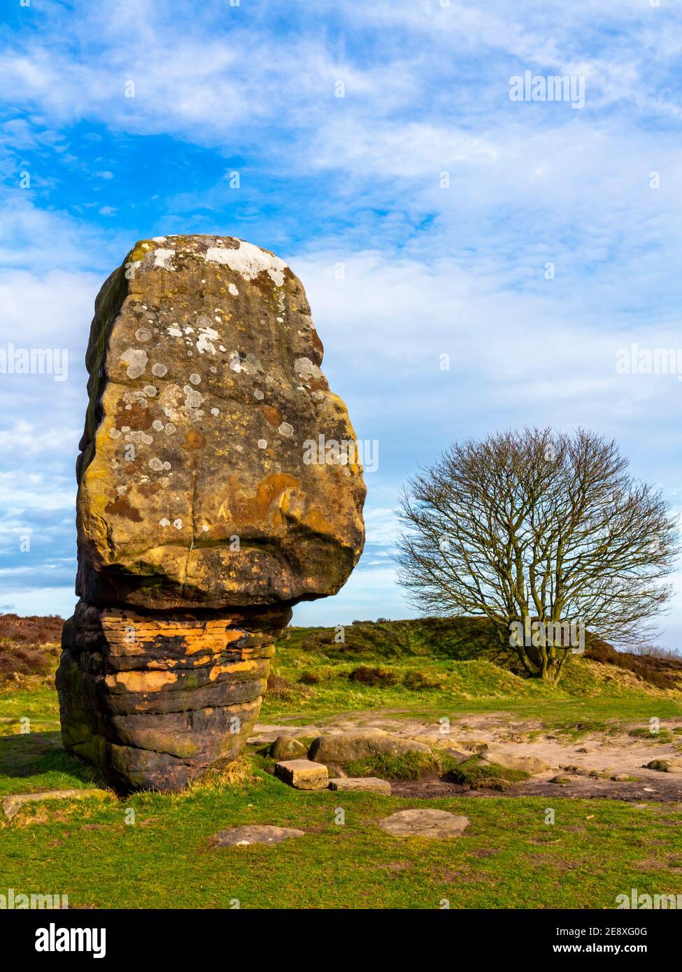 La pietra di sughero un pilastro di arenaria su Stanton Moor An Area montana vicino a Bakewell nel Parco Nazionale del Peak District Derbyshire Dales Inghilterra Regno Unito Foto Stock