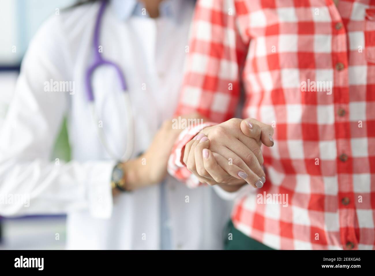 Medico in guanti di gomma che tengono una siringa con un closeup del medicinale Foto Stock