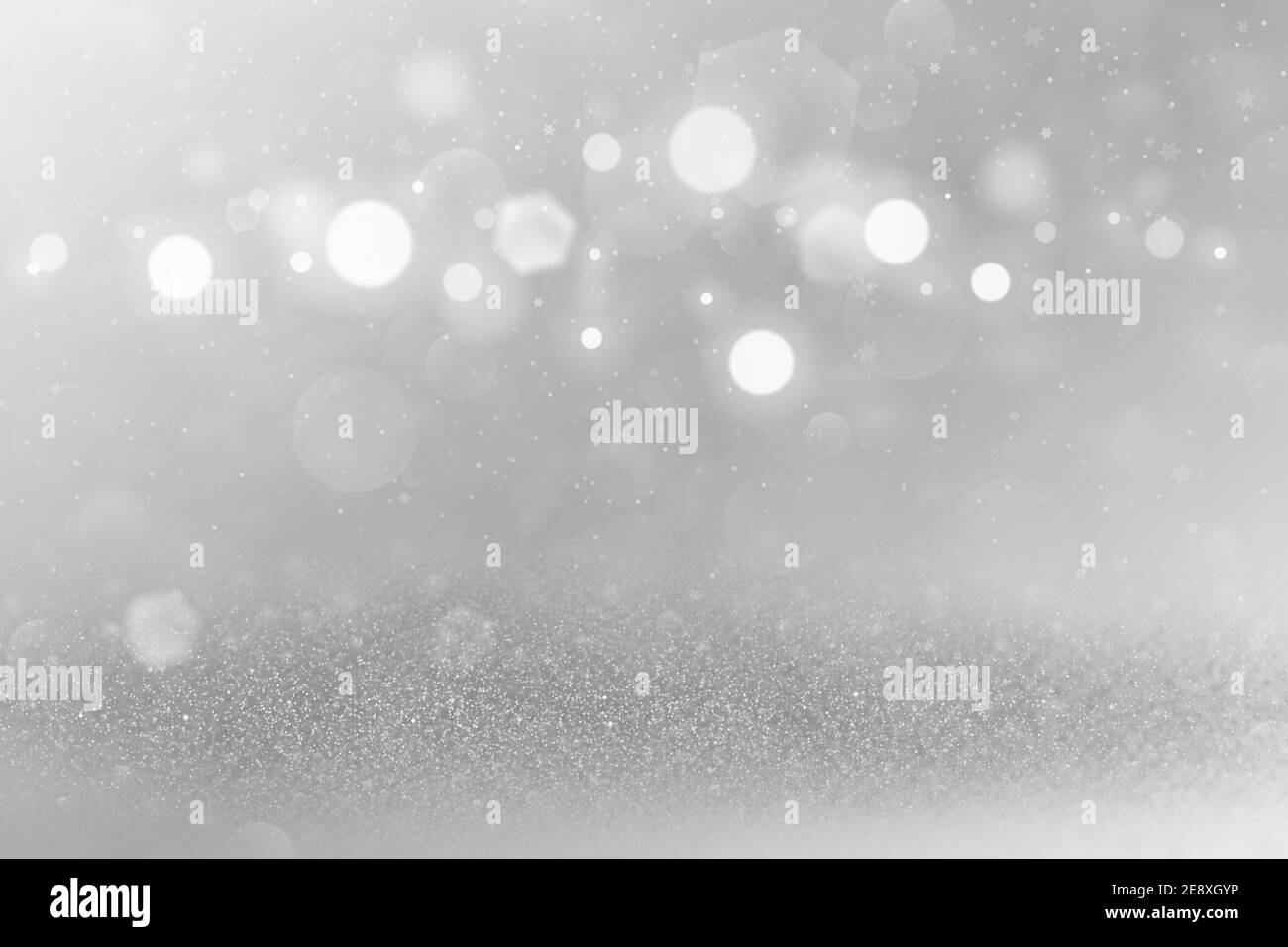 rosso fantastico lucido sfondo astratto glitter luci con neve caduta flakes fly defocused bokeh - mokup texture vacanza con bianco spazio per il Foto Stock