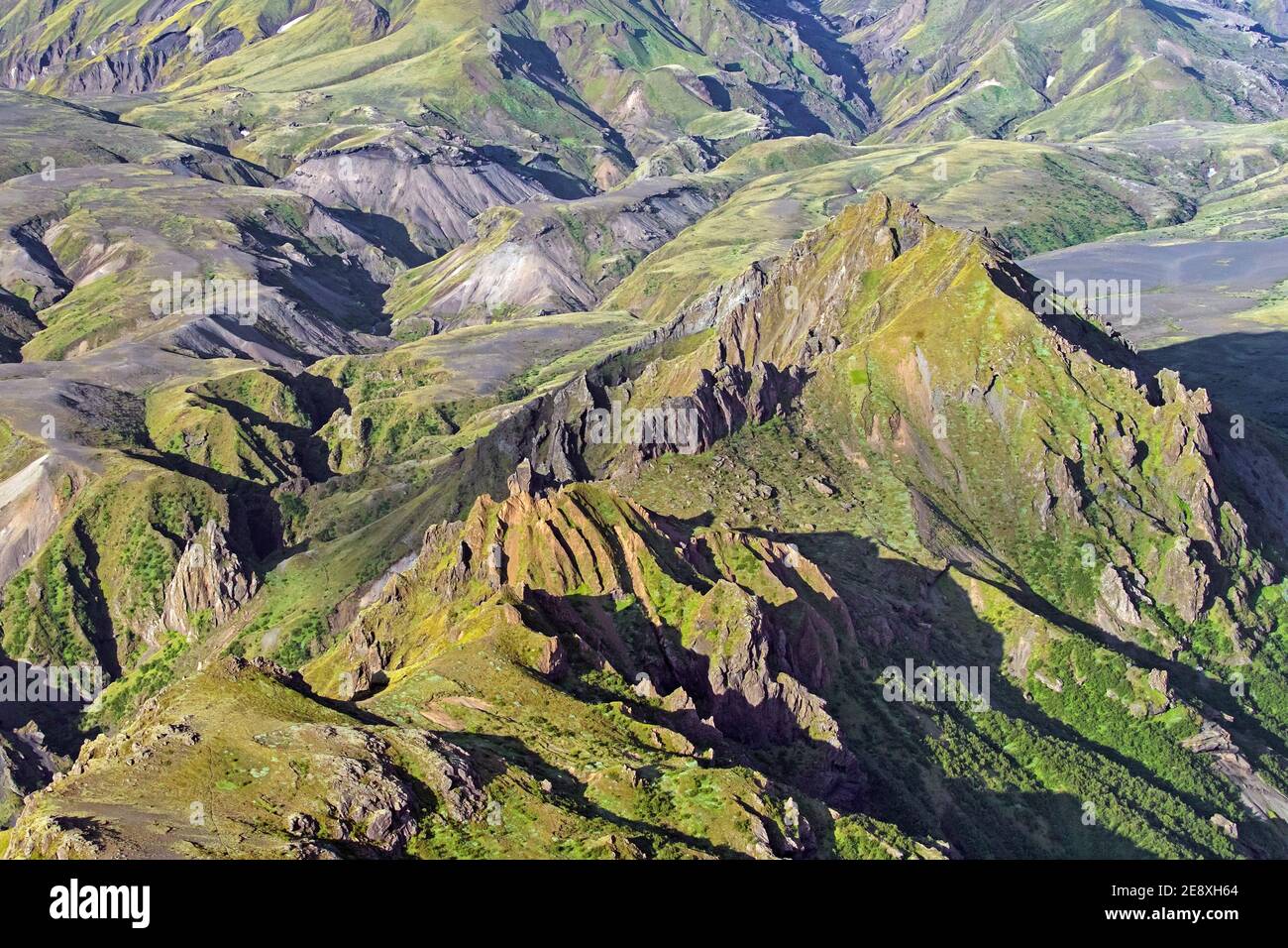 Vista aerea sul crinale di montagna Thorsmork / Þórsmörk / Thorsmoerk in estate nel sud dell'Islanda Foto Stock