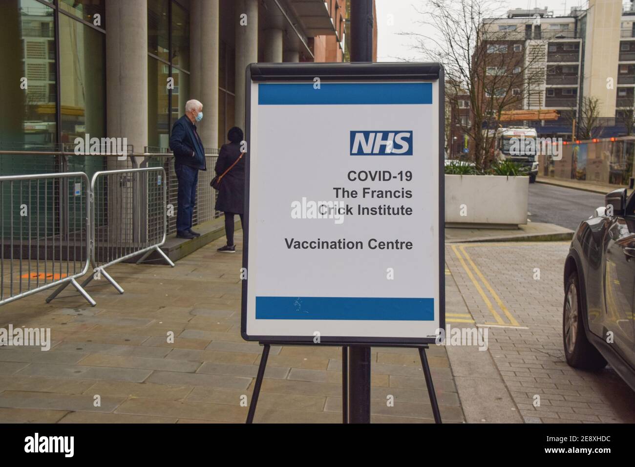 Londra, Regno Unito. 01 Feb 2021. NHS Vaccination Center firma presso il Francis Crick Institute di Londra. L'istituto di ricerca biomedica di St Pancras è uno dei luoghi più recenti per aprire un centro di vaccinazione COVID-19, mentre il Regno Unito continua a combattere la pandemia. Credit: SOPA Images Limited/Alamy Live News Foto Stock