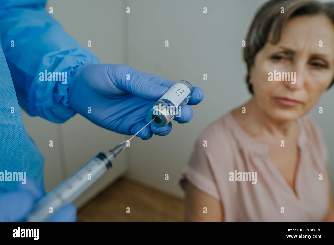 Operatore sanitario in attesa di vaccinazione COVID-19 in ospedale Foto Stock