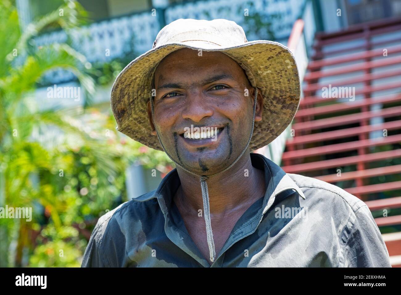 Primo piano ritratto di uomo Indo-Surinamese a Sidoredjo / Tijgerkreek, località nel distretto di Saramacca, Suriname / Surinam Foto Stock