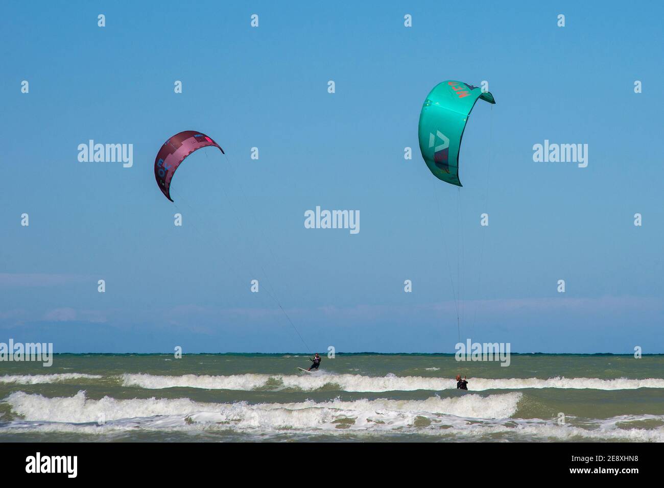 Termoli(CB), Regione Molise, Italia: Due praticanti di sport acquatici si divertono sulla costa molisana. Foto Stock