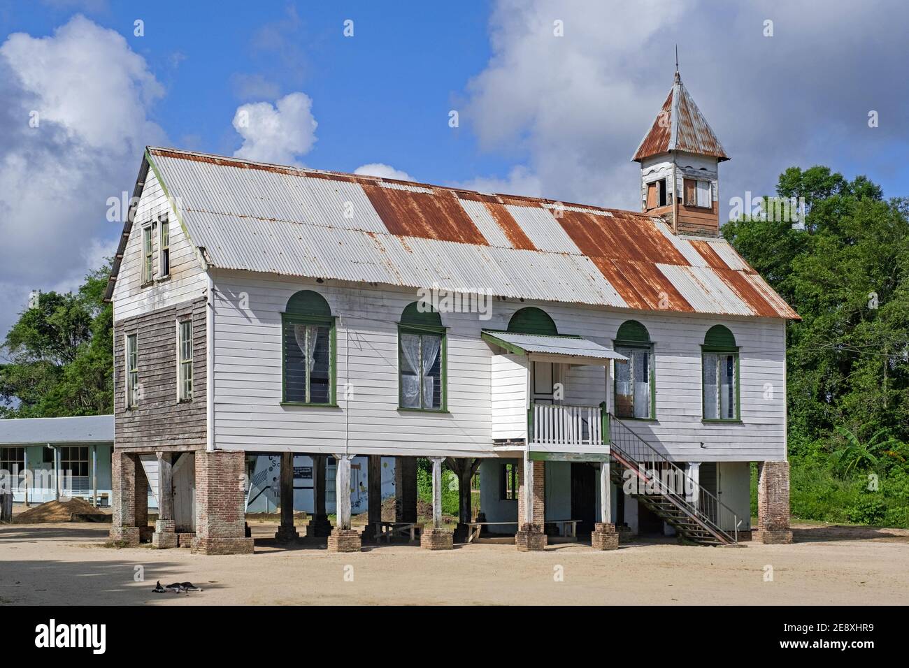 Chiesa di legno costruita su palafitte nella città Totness, fondata da coloni scozzesi e inglesi nel distretto di Coronie, Suriname / Surinam Foto Stock