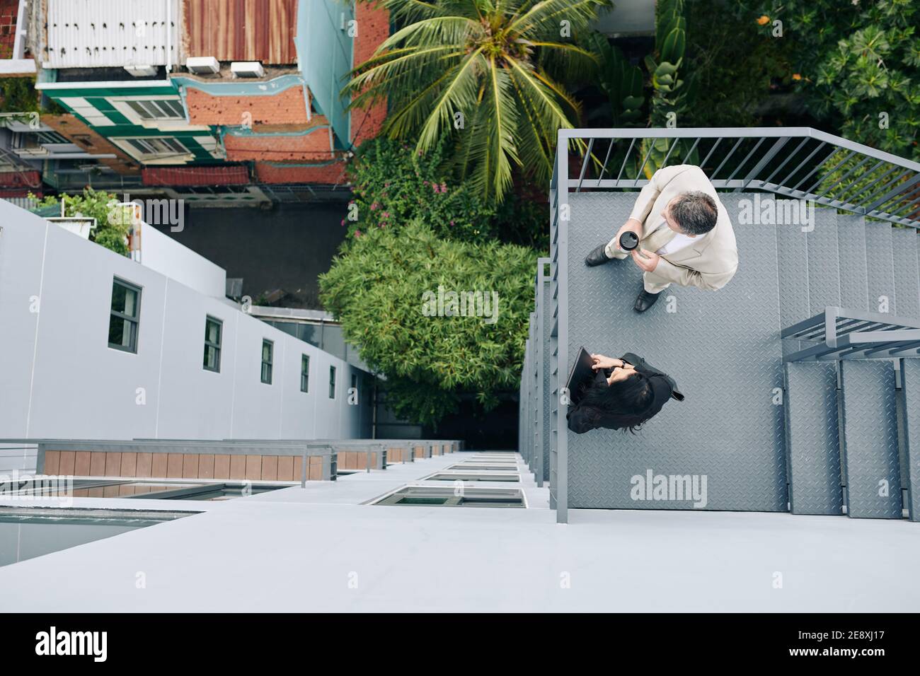 Colleghi di lavoro sulla scala di fuga fuoco Foto Stock
