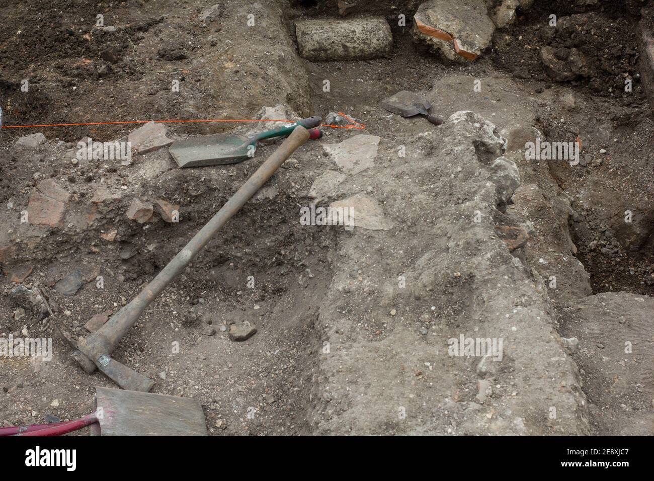 Università di lettura scavo della casa da bagno nella città romana di Calleva Atrebatum. Archeologi strumenti del commercio. Foto Stock