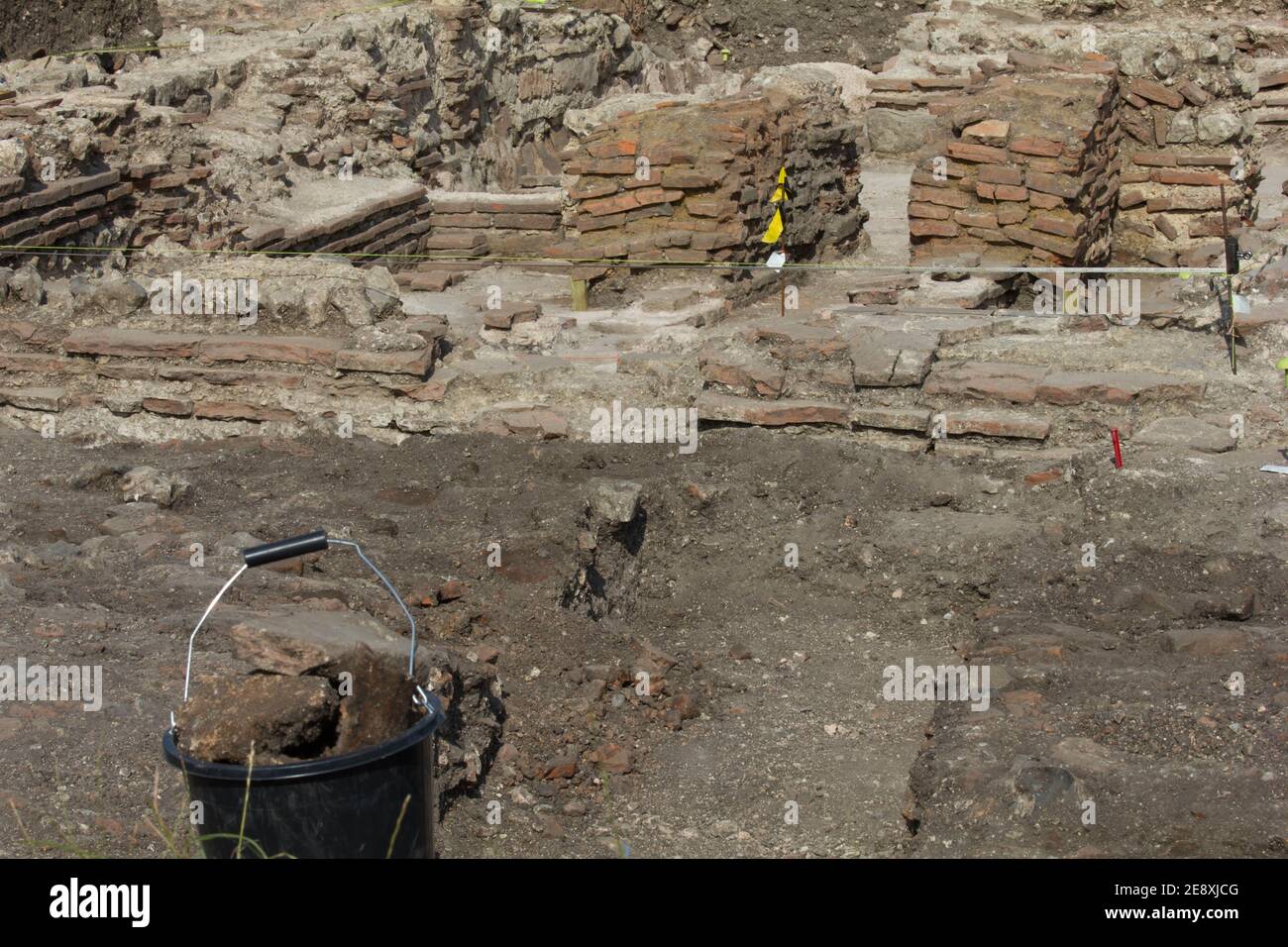 Uni di lettura scavo della casa da bagno nella città romana di Calleva Atrebatum (Silchester). Dalla parete ovest verso una fornace o praefurium. Foto Stock