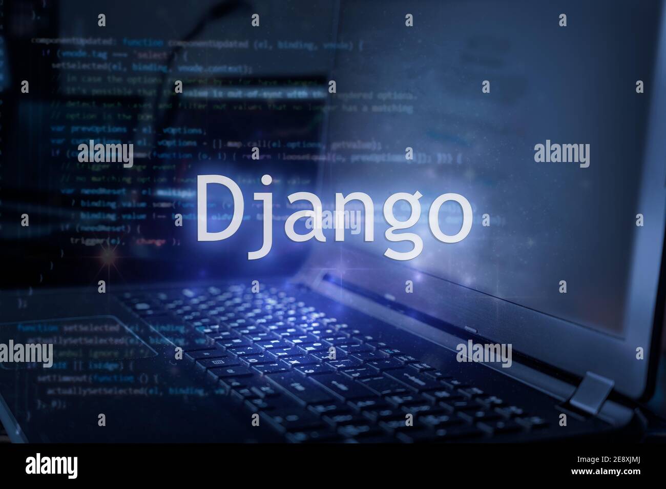 Iscrizione Django su laptop e sfondo codice. Imparare il linguaggio di programmazione django, i corsi di informatica, la formazione. Foto Stock