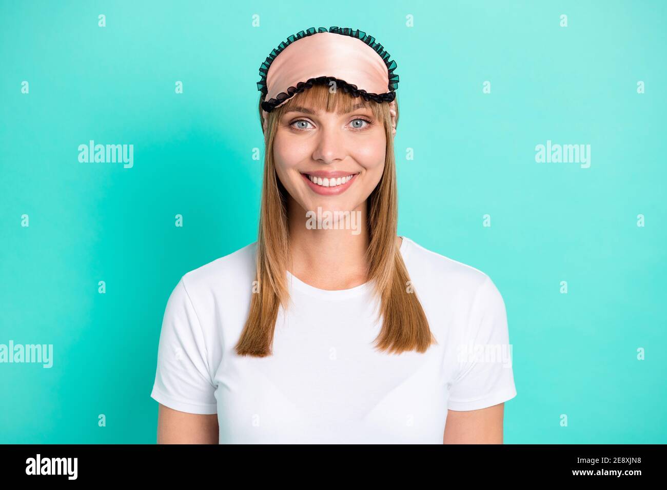 Foto di bella giovane signora toothy sorriso beaming indossare bianco maschera di sleepwear isolato sfondo di colore teal Foto Stock