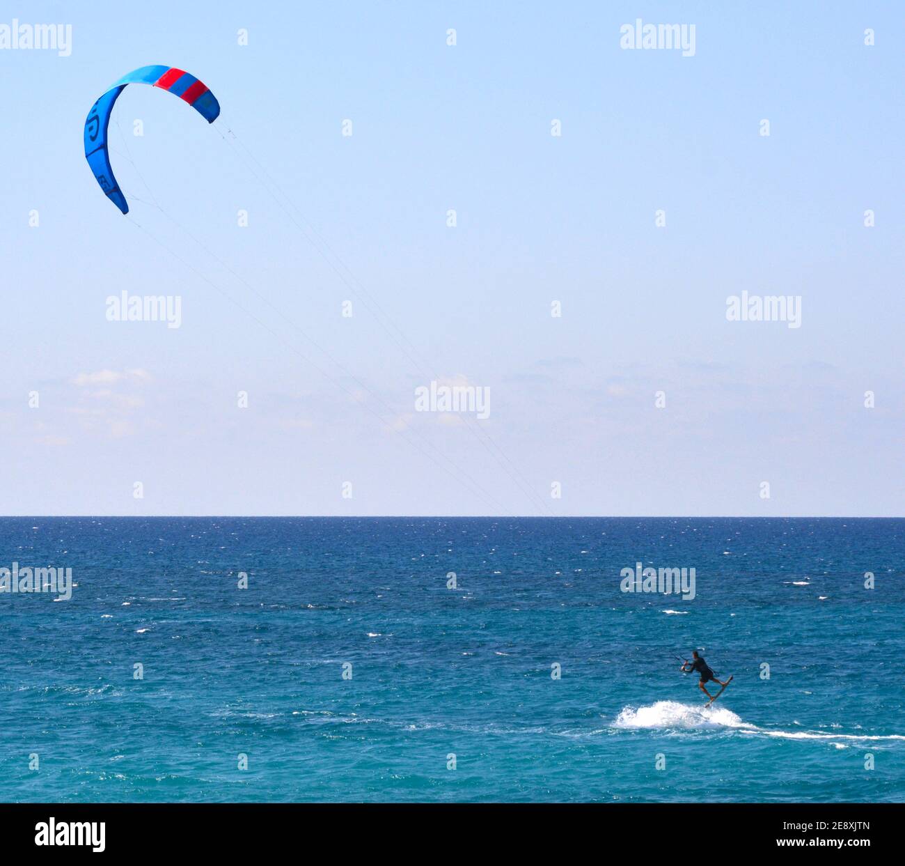 Kite surf sulla costa cipriota Foto Stock
