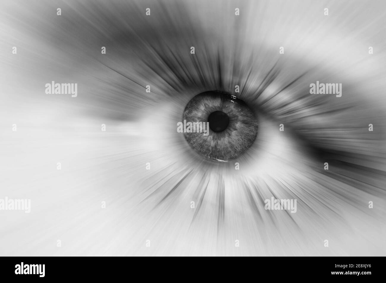 Macro occhio bianco e nero. Raggi astratti divergenti dall'allievo dell'occhio umano. Concetto di sogni o astrazione, purezza o trattamento della visione. Foto Stock
