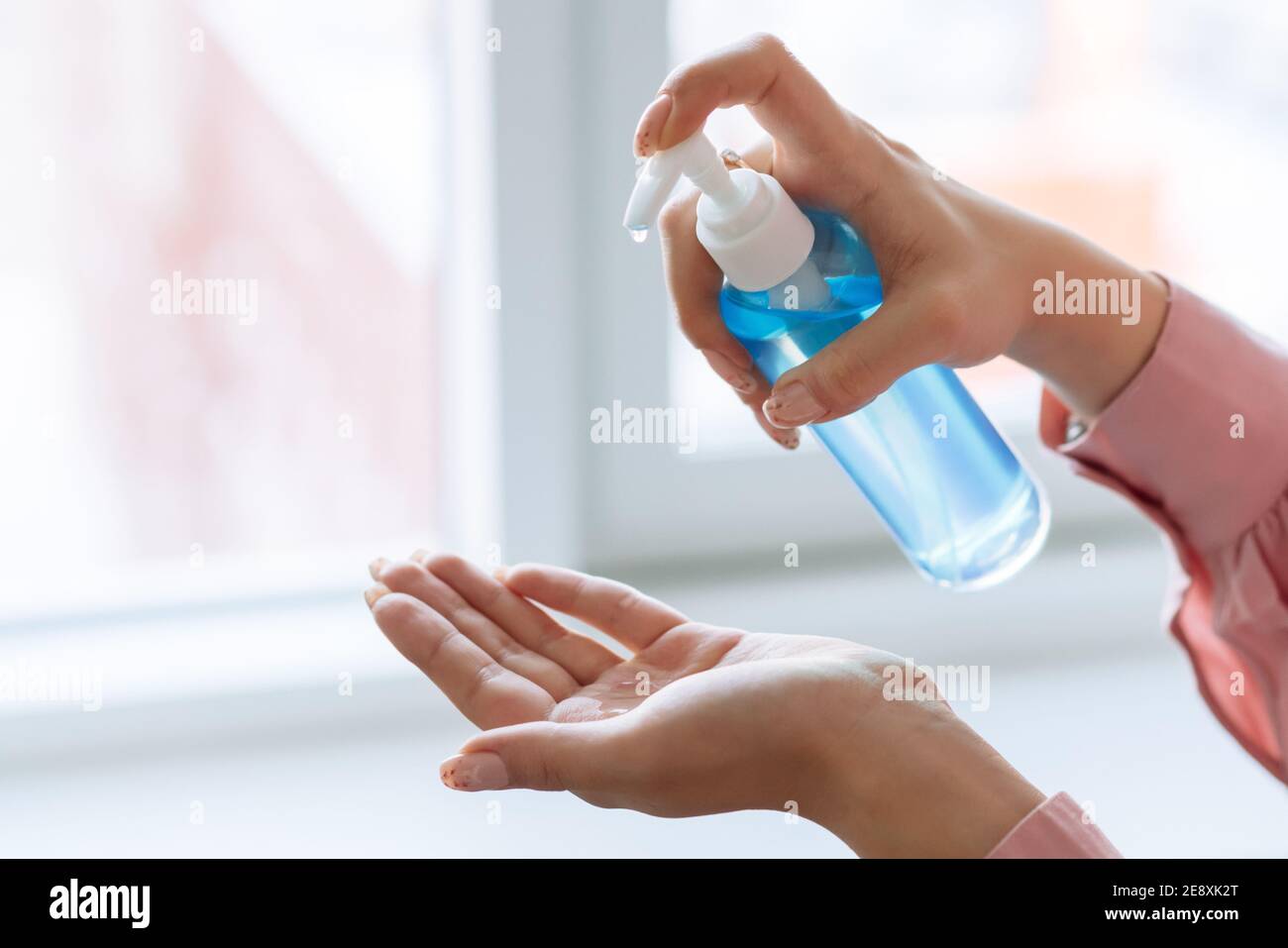 Igienizzatore a base di alcol. Trattamento antisettico delle mani, prevenzione del coronavirus Foto Stock