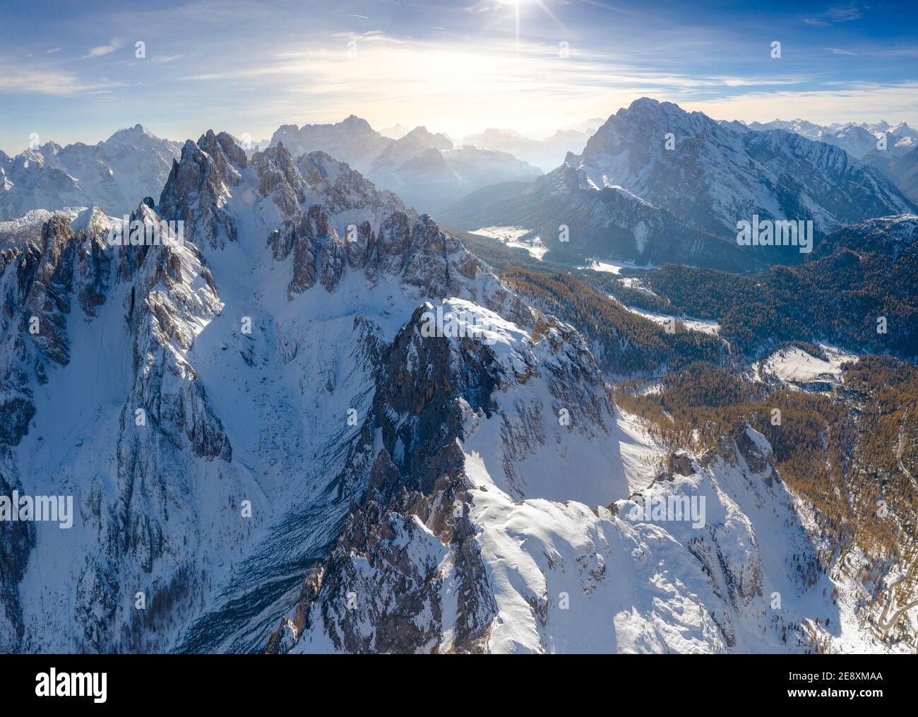 Vista aerea dei Cadini di Misurina, Sorapiss e Cristallo ricoperti di neve, Dolomiti, provincia di Belluno, Veneto, Italia Foto Stock