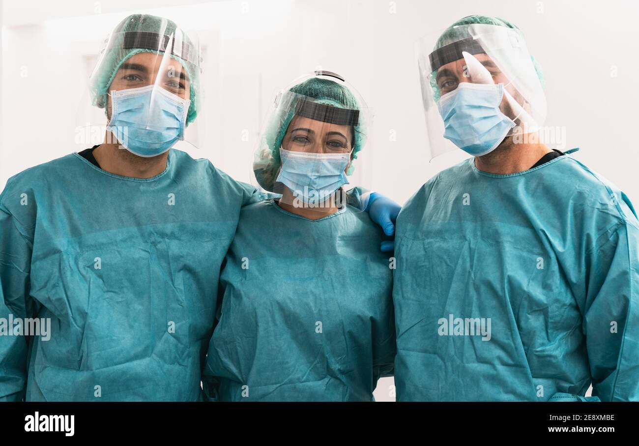 Team di operatori medici che indossano dispositivi di protezione individuale durante la corona Epidemia di virus - Dottore che lavora per fermare e prevenire il coronavirus Foto Stock
