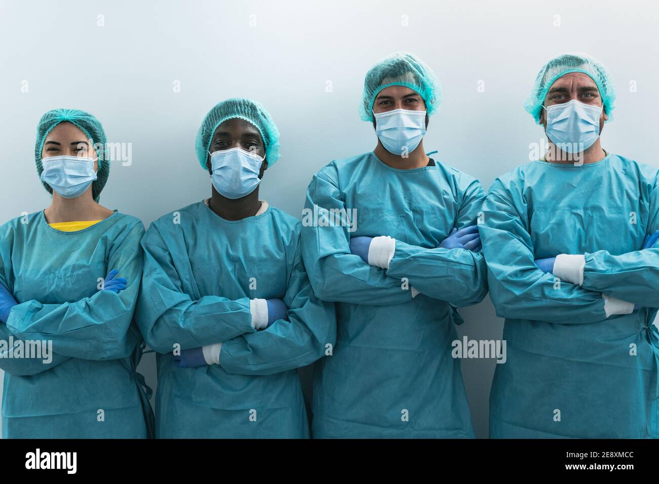 Team di operatori medici che indossano dispositivi di protezione individuale contro la corona Epidemia di virus - Dottore che lavora per fermare e prevenire il coronavirus Foto Stock