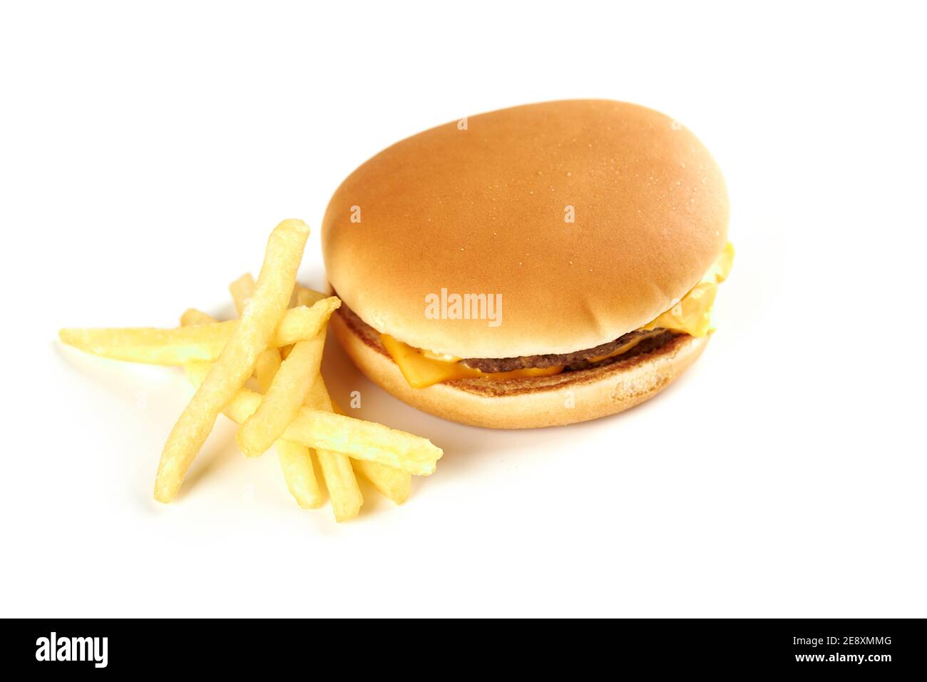 un fresco e gustoso cheeseburger o hamburger con patatine fritte impilate su sfondo bianco. fast food. Foto Stock