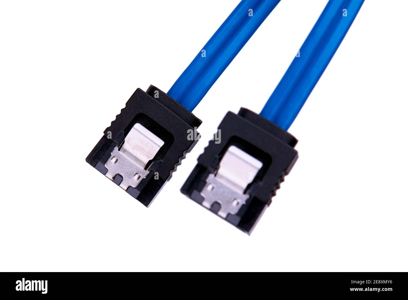 cavo sata seriale ata blu isolato su sfondo bianco. spazio di copia. concetto hardware e dati di trasferimento Foto Stock