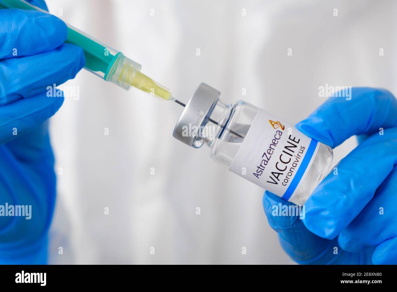 AstraZeneca coronavirus e siringa nel flacone o nel flaconcino per iniezione nelle mani del medico. Covid-19, SARS-Cov-2 Prevention, gennaio 2021, San Foto Stock