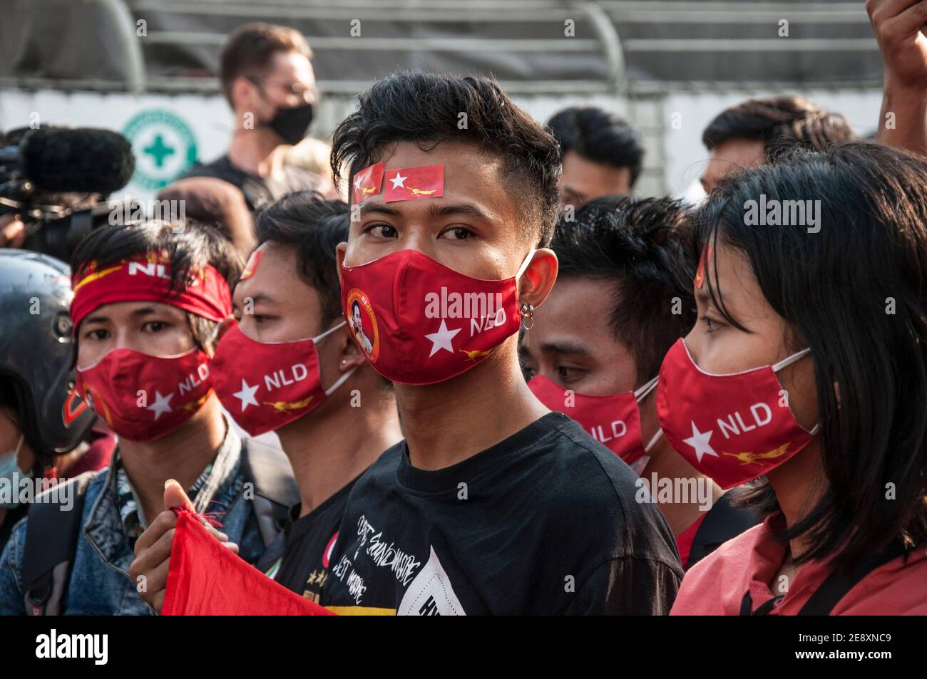 I sostenitori del NLD sono visti indossare una maschera NLD durante la dimostrazione.i sostenitori della Lega nazionale per la democrazia (NLD) e i manifestanti anti anti-colpo thailandesi si radunano fuori dall'ambasciata del Myanmar dopo che l'esercito del Myanmar ha preso il potere da un governo civile democraticamente eletto e ha arrestato il suo leader Aung San Suu Kyi. La polizia tailandese in rivolta ha poi disperso i dimostranti. Foto Stock