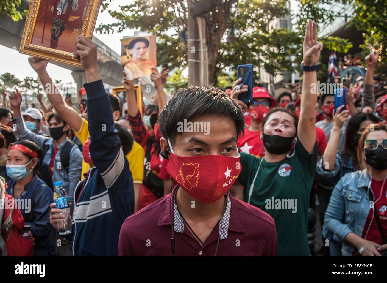 Il sostenitore della NLD è visto indossare un facemask della NLD durante la dimostrazione.i sostenitori della Lega nazionale per la democrazia (NLD) e i manifestanti anti anti-colpo thailandesi si radunano fuori dall'ambasciata del Myanmar dopo che l'esercito del Myanmar ha preso il potere da un governo civile democraticamente eletto e ha arrestato il suo leader Aung San Suu Kyi. La polizia tailandese in rivolta ha poi disperso i dimostranti. Foto Stock