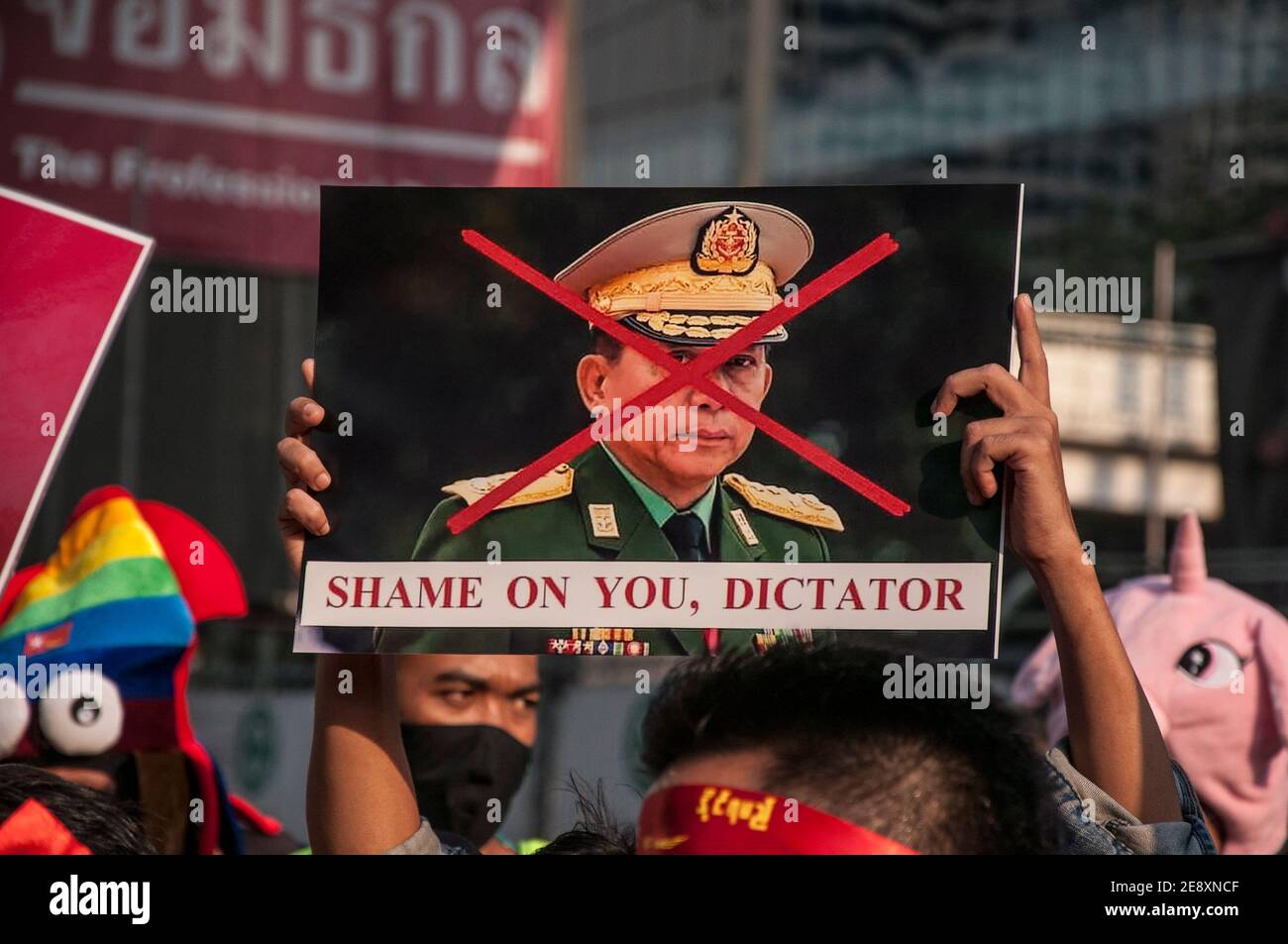 Il sostenitore della NLD tiene un ritratto barrato del capo dell'esercito del Myanmar min Aung Hlaing durante la manifestazione. I sostenitori della Lega nazionale per la democrazia (NLD) e i manifestanti thailandesi anti-colpo si radunano fuori dall'ambasciata del Myanmar dopo che l'esercito del Myanmar ha preso il potere da un governo civile democraticamente eletto e ha arrestato il suo leader Aung San Suu Kyi. La polizia tailandese in rivolta ha poi disperso i dimostranti. Foto Stock