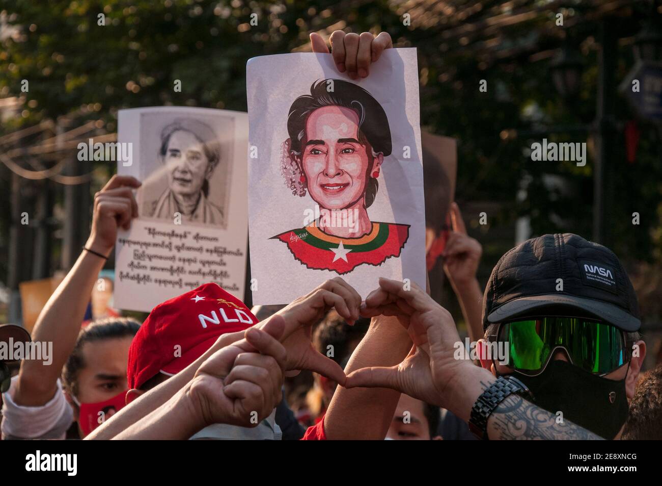 I sostenitori del NLD hanno ritratto Aung San Suu Kyi durante la manifestazione.i sostenitori della Lega nazionale per la democrazia (NLD) e i manifestanti anti anti anti-colpo thailandesi si radunano fuori dall'ambasciata del Myanmar dopo che l'esercito del Myanmar ha preso il potere da un governo civile democraticamente eletto e ha arrestato il suo leader Aung San Suu Kyi. La polizia tailandese in rivolta ha poi disperso i dimostranti. Foto Stock