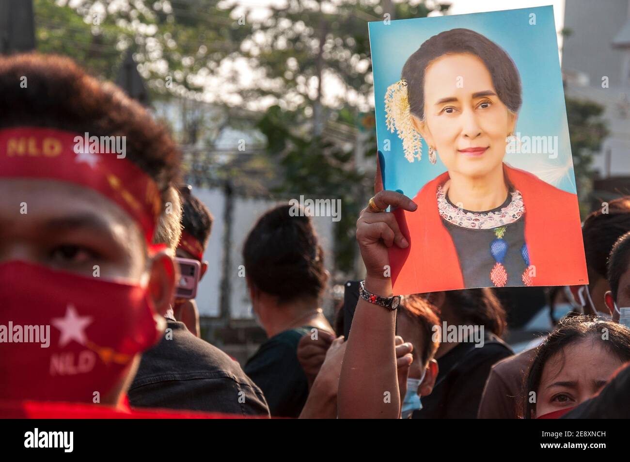 Il sostenitore della NLD tiene un ritratto di Aung San Suu Kyi durante la manifestazione. I sostenitori della Lega nazionale per la democrazia (NLD) e i manifestanti anti anti-colpo thailandesi si radunano fuori dall'ambasciata del Myanmar dopo che l'esercito del Myanmar ha preso il potere da un governo civile democraticamente eletto e ha arrestato il suo leader Aung San Suu Kyi. La polizia tailandese in rivolta ha poi disperso i dimostranti. Foto Stock