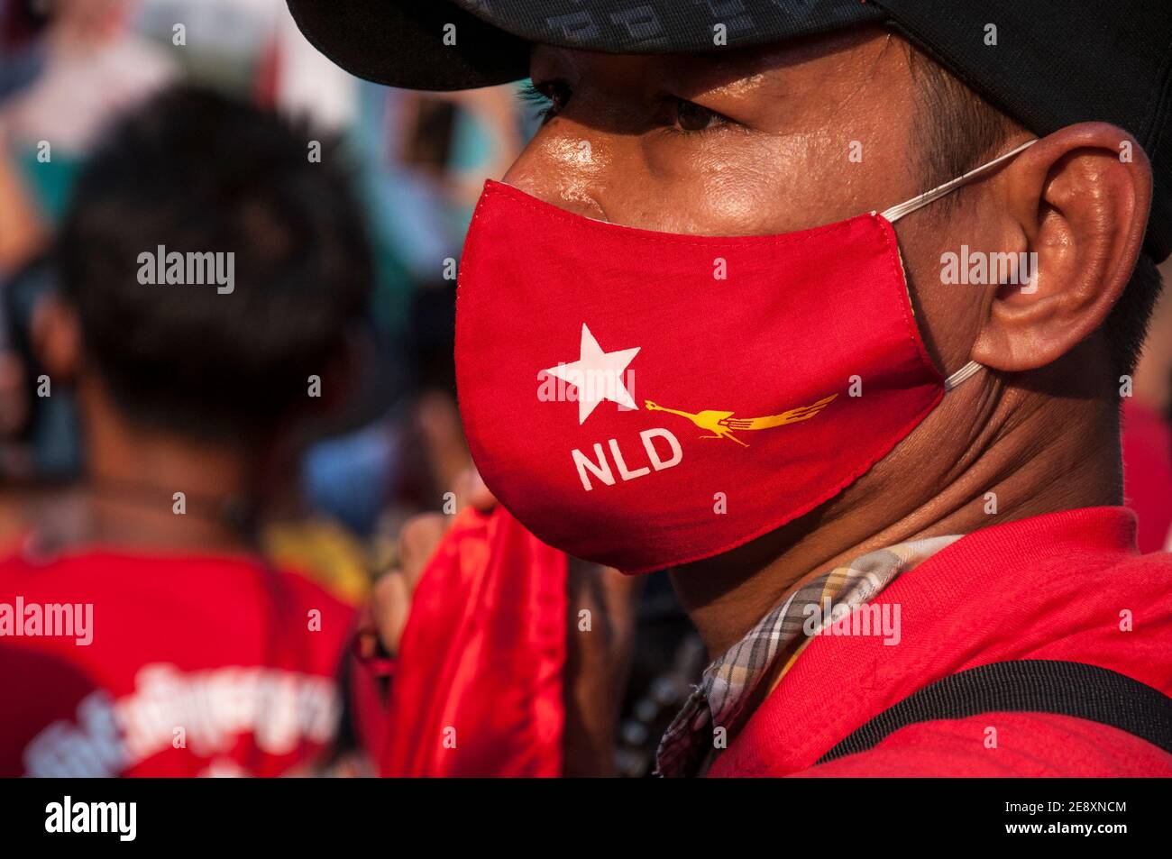 Durante la manifestazione si vede il sostenitore della NLD con una maschera NLD.i sostenitori della Lega nazionale per la democrazia (NLD) e i manifestanti anti anti-colpo thailandesi si radunano fuori dall'ambasciata del Myanmar dopo che l'esercito del Myanmar ha preso il potere da un governo civile democraticamente eletto e ha arrestato il suo leader Aung San Suu Kyi. La polizia tailandese in rivolta ha poi disperso i dimostranti. Foto Stock
