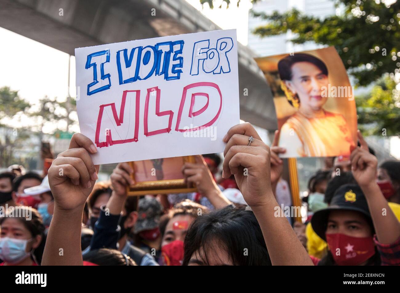 Il sostenitore della NLD tiene un cartello con la scritta "Voto for NLD" durante la manifestazione. I sostenitori della Lega nazionale per la democrazia (NLD) e i manifestanti anti-colpo thailandesi si radunano fuori dall'ambasciata del Myanmar dopo che l'esercito del Myanmar ha preso il potere da un governo civile democraticamente eletto e ha arrestato il suo leader Aung San Suu Kyi. La polizia tailandese in rivolta ha poi disperso i dimostranti. Foto Stock