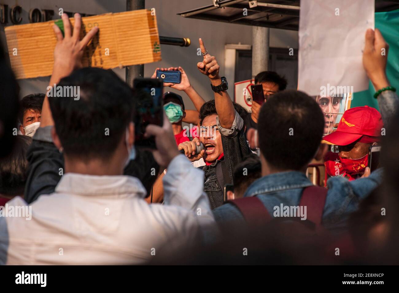 Il sostenitore della NLD grida slogan attraverso un microfono durante la dimostrazione.i sostenitori della Lega nazionale per la democrazia (NLD) e i manifestanti anti anti-colpo thailandesi si radunano fuori dall'ambasciata del Myanmar dopo che l'esercito del Myanmar ha preso il potere da un governo civile democraticamente eletto e ha arrestato il suo leader Aung San Suu Kyi. La polizia tailandese in rivolta ha poi disperso i dimostranti. Foto Stock